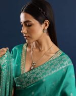 Women Printed Saree with Contrast Border - Image 3